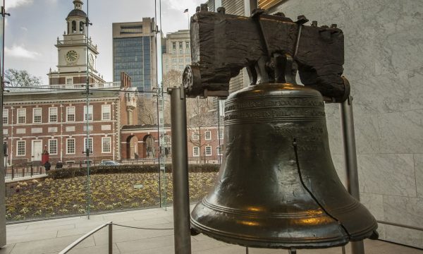 Liberty_Bell w ind hall horiz